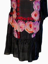 Charger l&#39;image dans la galerie, &quot; Pink and red roses &quot; Robe en soie années 20. Taille S

