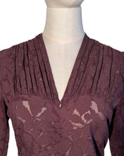 Charger l'image dans la galerie, " Plum lace ". Robe en dentelle années 40. Taille S