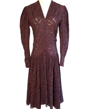 Charger l'image dans la galerie, " Plum lace ". Robe en dentelle années 40. Taille S