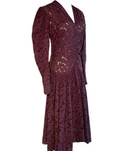 Charger l'image dans la galerie, " Plum lace ". Robe en dentelle années 40. Taille S