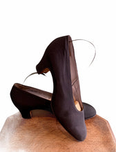 Upload image to gallery, Chaussures en tissu années 20
