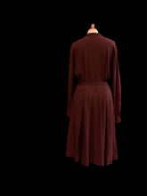 Upload image to gallery, Robe années 40. Taille M
