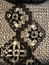 Charger l&#39;image dans la galerie, &quot; Hématite &quot; Robe au crochet années 20. Taille S/M
