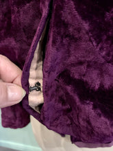Charger l&#39;image dans la galerie, &quot;violette&quot;, Chemisier velours de soie années 30. Taille XS
