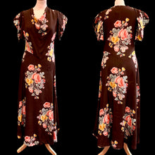 Upload image to gallery, &quot;Bouquet&quot; Robe en soie des années 30. Taille S
