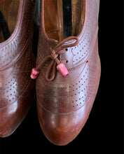 Upload image to gallery, Chaussures années 30
