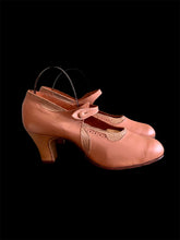 Upload image to gallery, Chaussures années 30
