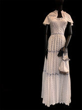 Upload image to gallery, &quot; Broderie Anglaise &quot;. Robe années 40. Taille XS
